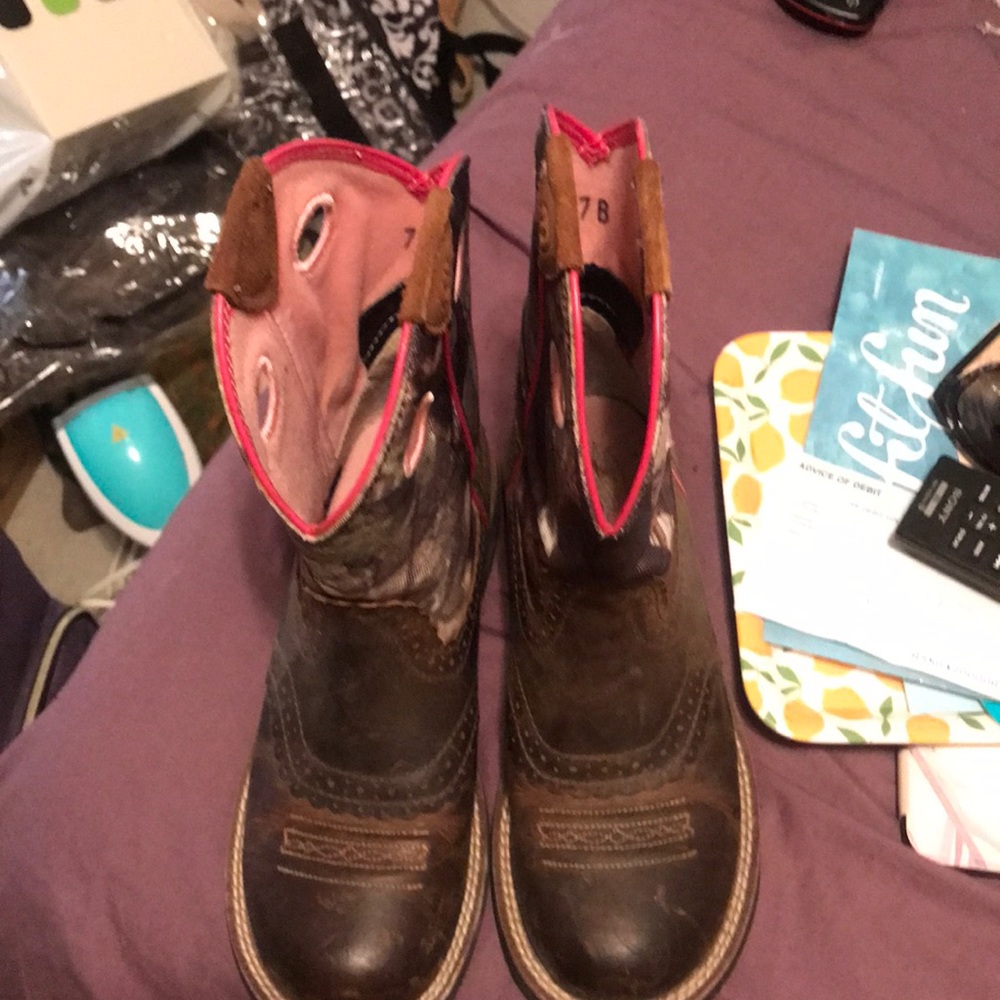Wrist FatBaby camo top boots. Size 7.